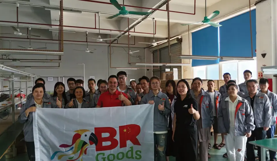 Equipe BR Goods reunida na área de produção