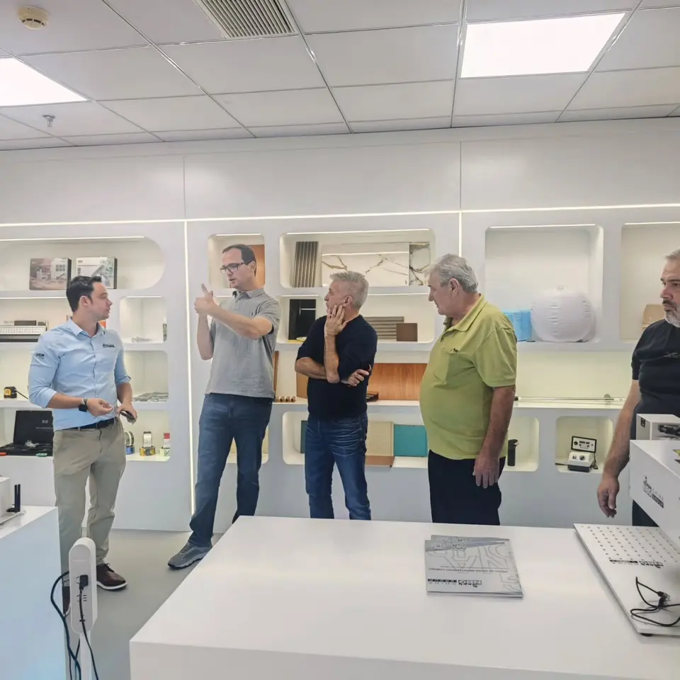 Conversa sobre produtos no showroom