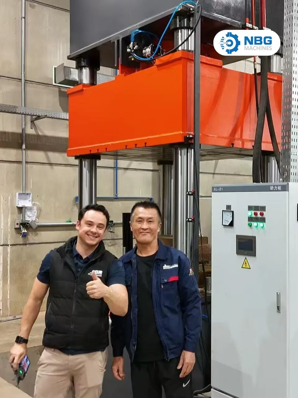 Equipe junto ao equipamento industrial