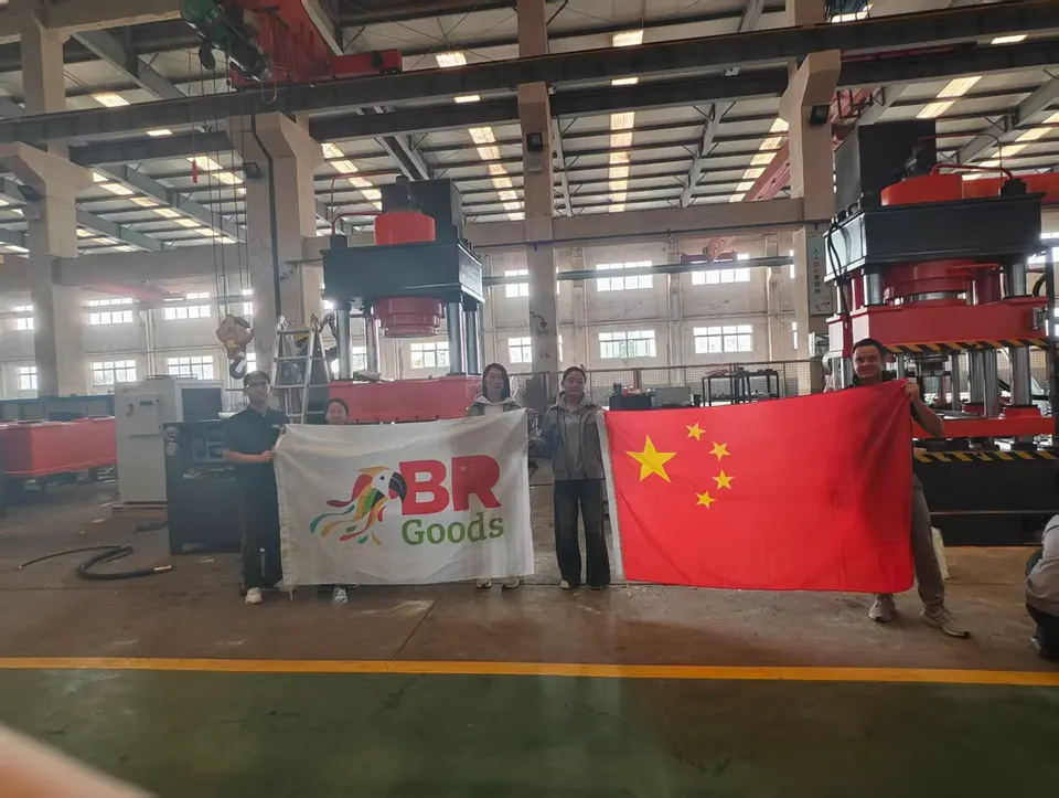 Equipe BR Goods em uma oficina de máquinas