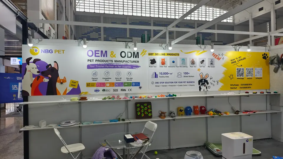 Estande NBG Pet e produtos expostos